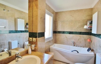 Resale - Apartment - Middle Floor Apartment - Marbella - Nueva Andalucia