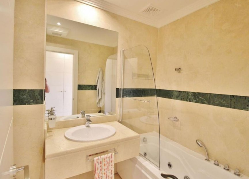 Resale - Apartment - Middle Floor Apartment - Marbella - Nueva Andalucia