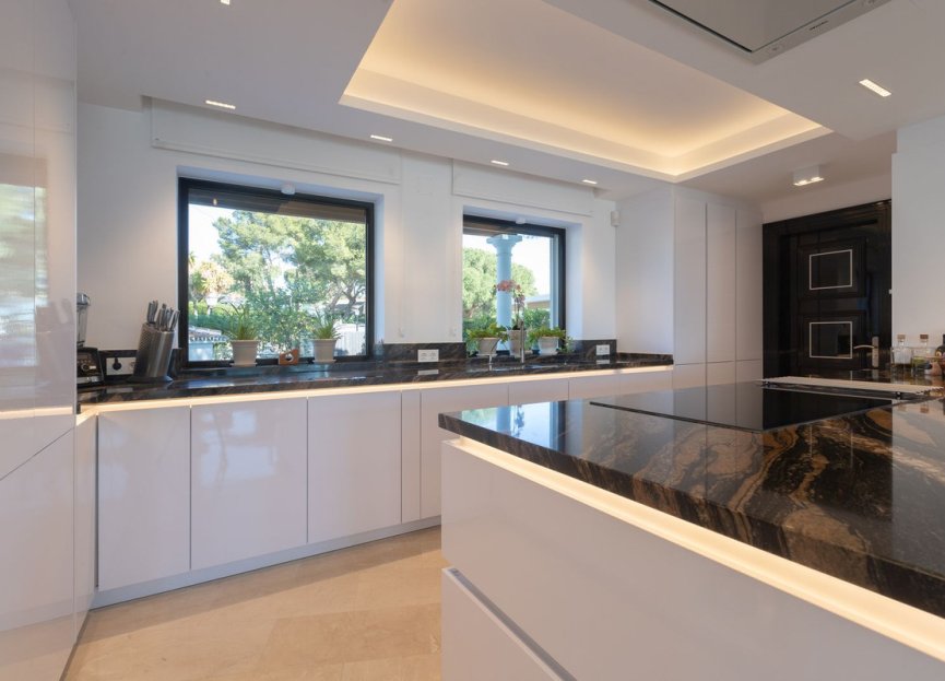 Resale - House - Detached Villa - Marbella - Elviria