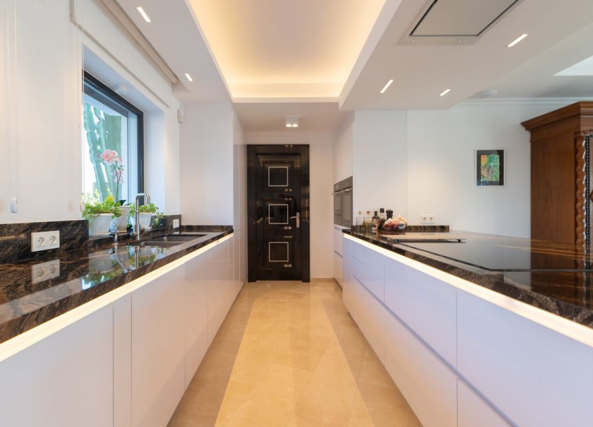 Resale - House - Detached Villa - Marbella - Elviria