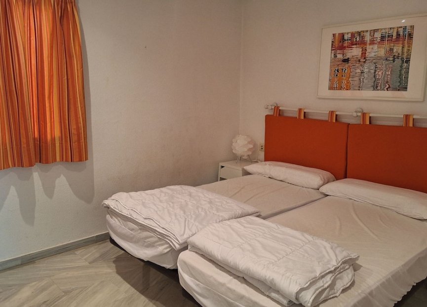 Resale - Apartment - Middle Floor Apartment - Marbella - Elviria