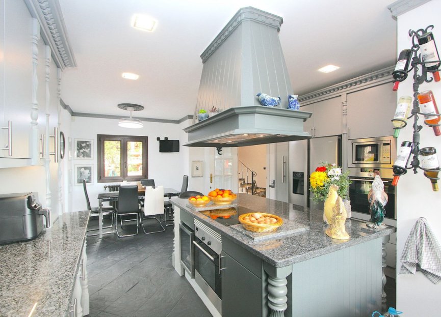 Resale - House - Detached Villa - Benalmádena - Benalmadena Costa