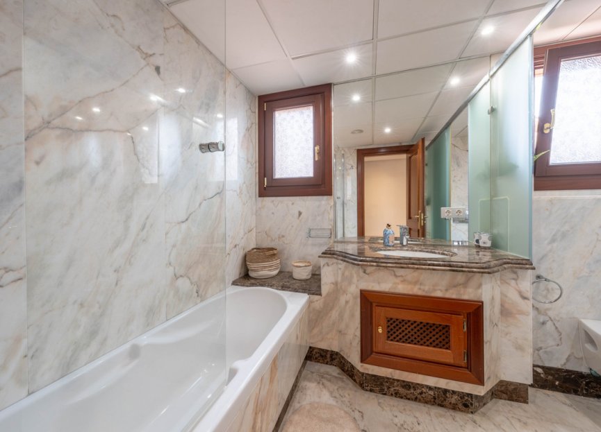 Resale - Apartment - Middle Floor Apartment - Estepona - Estepona Centro