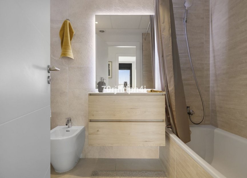 Resale - Apartment - Middle Floor Apartment - Estepona - Estepona Centro