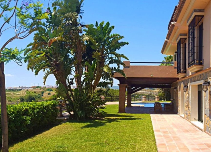 Resale - House - Detached Villa - Estepona - Estepona Centro
