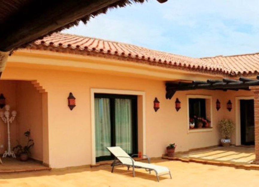 Resale - House - Detached Villa - Estepona - Estepona Centro