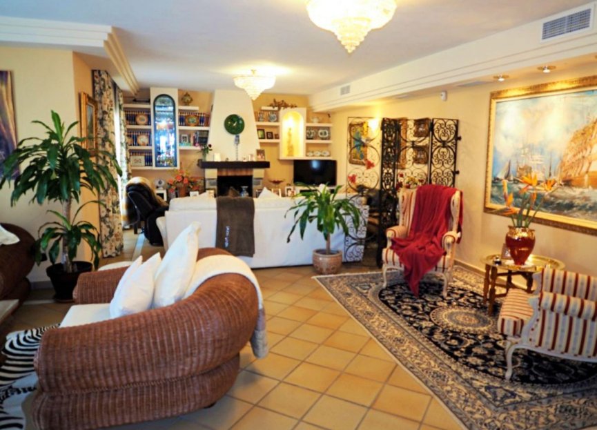 Resale - House - Detached Villa - Estepona - Estepona Centro