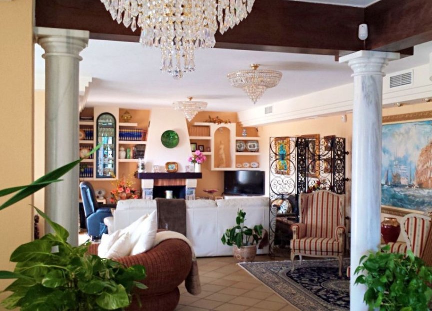 Resale - House - Detached Villa - Estepona - Estepona Centro