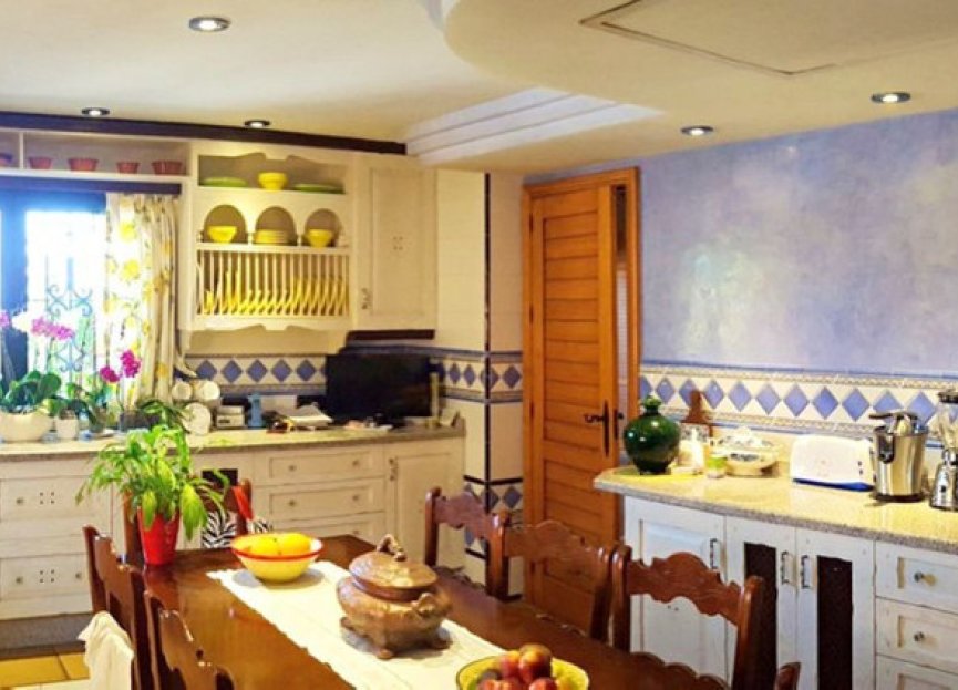 Resale - House - Detached Villa - Estepona - Estepona Centro