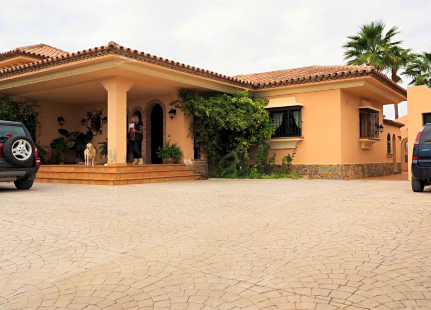 Resale - House - Detached Villa - Estepona - Estepona Centro