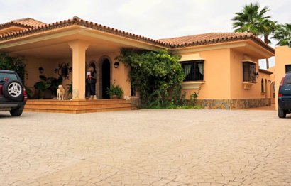 Resale - House - Detached Villa - Estepona - Estepona Centro