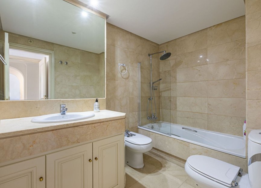 Resale - Apartment - Middle Floor Apartment - Marbella - Puerto Banús