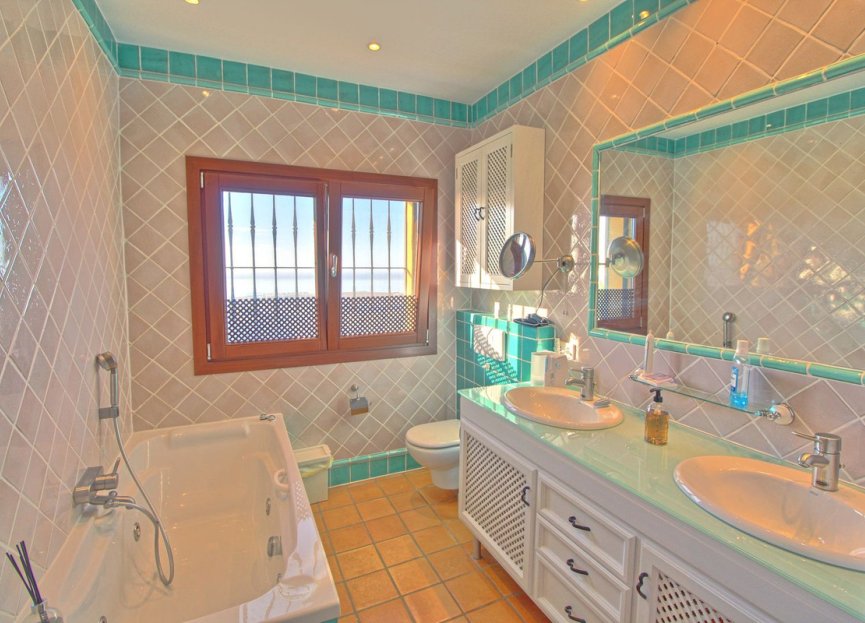 Resale - House - Finca - Cortijo - Estepona - Estepona Centro