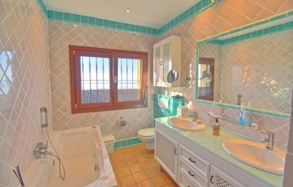 Resale - House - Finca - Cortijo - Estepona - Estepona Centro