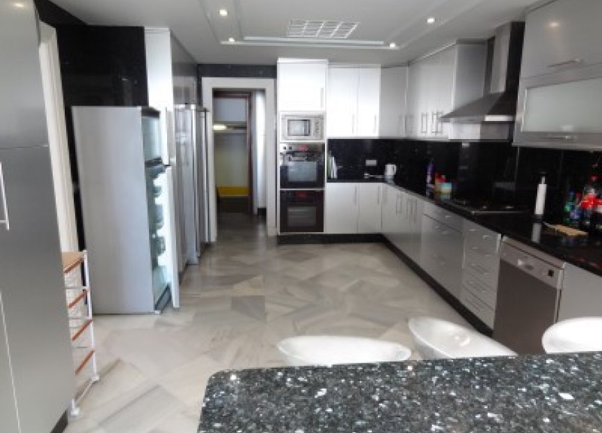 Resale - Ground floor apartment - Marbella - Puerto Banús