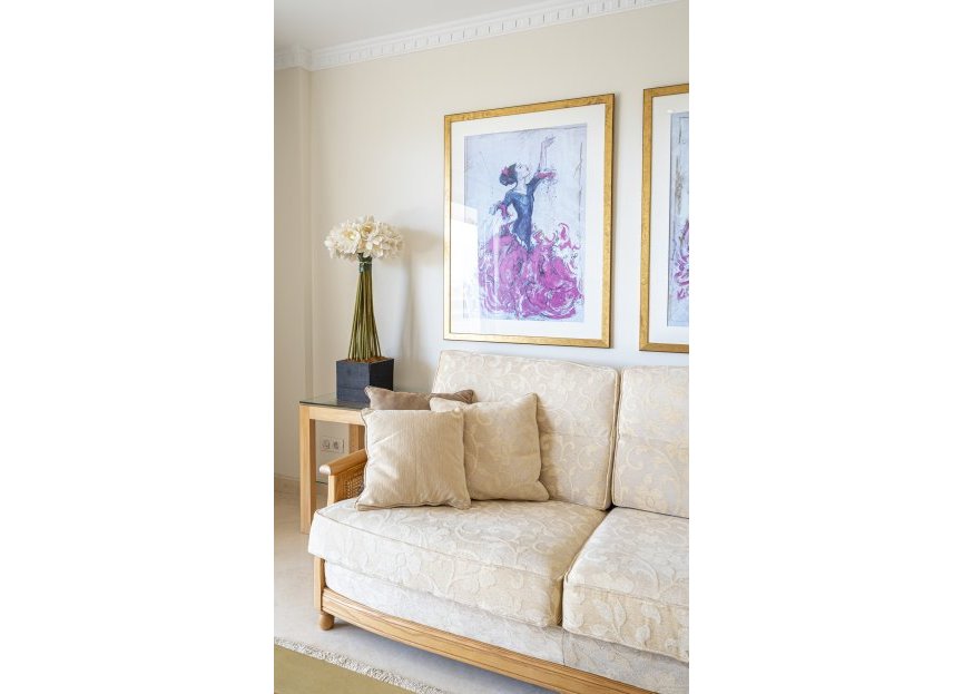 Resale - Apartment - Middle Floor Apartment - Estepona - Estepona Centro