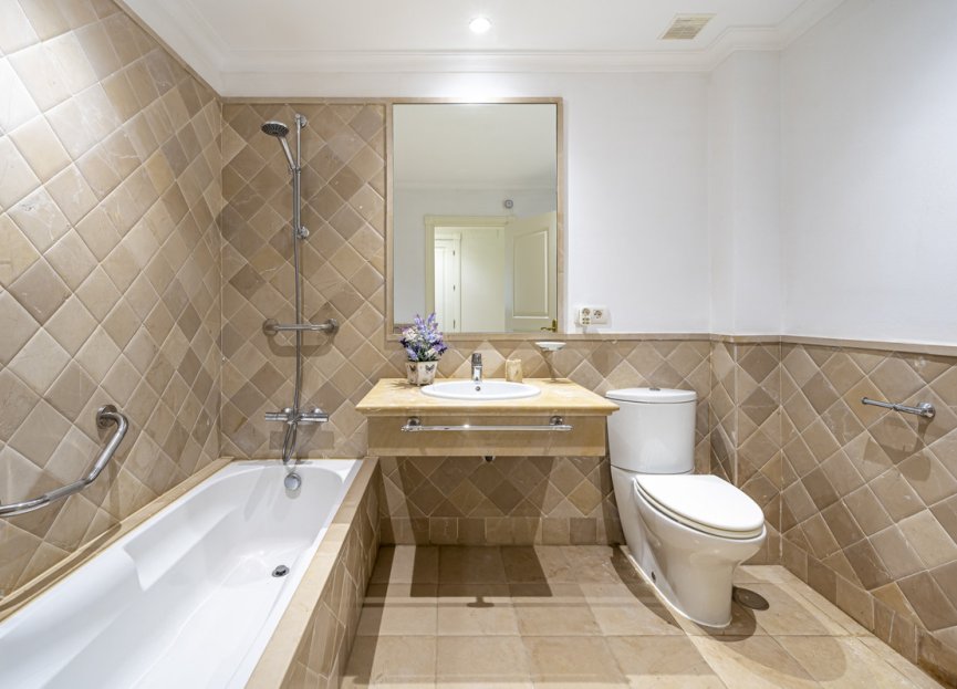 Resale - Apartment - Middle Floor Apartment - Estepona - Estepona Centro