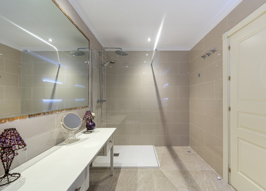 Resale - Apartment - Middle Floor Apartment - Estepona - Estepona Centro