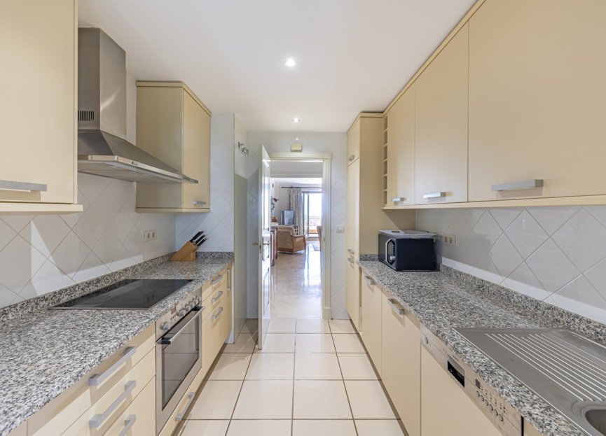 Resale - Apartment - Middle Floor Apartment - Estepona - Estepona Centro