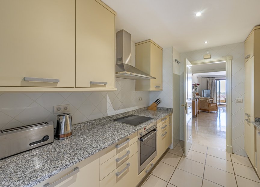 Resale - Apartment - Middle Floor Apartment - Estepona - Estepona Centro