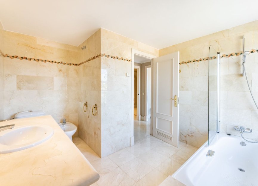 Resale - Apartment - Penthouse - Marbella - Nueva Andalucia