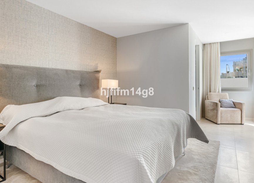 Resale - Apartment - Middle Floor Apartment - Marbella - Nueva Andalucia