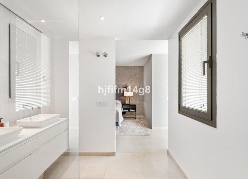 Resale - Apartment - Middle Floor Apartment - Marbella - Nueva Andalucia