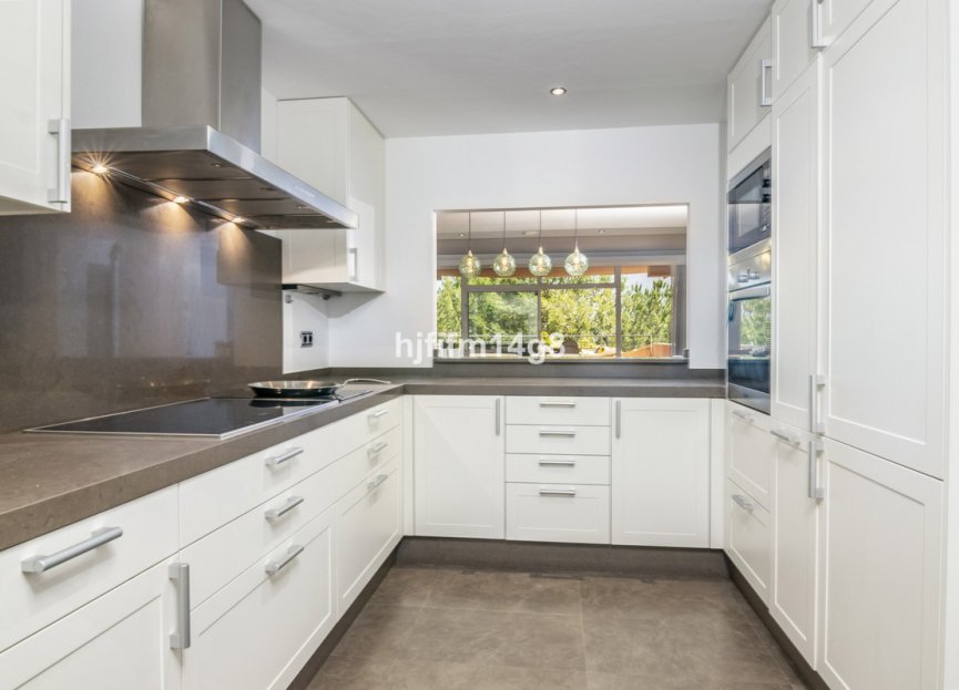 Resale - Apartment - Middle Floor Apartment - Marbella - Nueva Andalucia