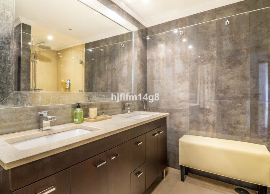 Resale - Apartment - Middle Floor Apartment - Marbella - Nueva Andalucia