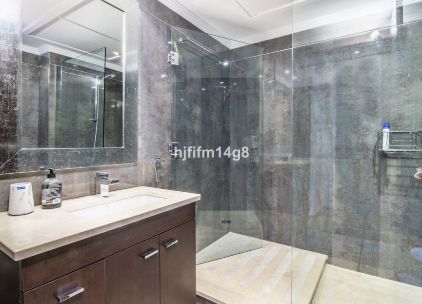 Resale - Apartment - Middle Floor Apartment - Marbella - Nueva Andalucia