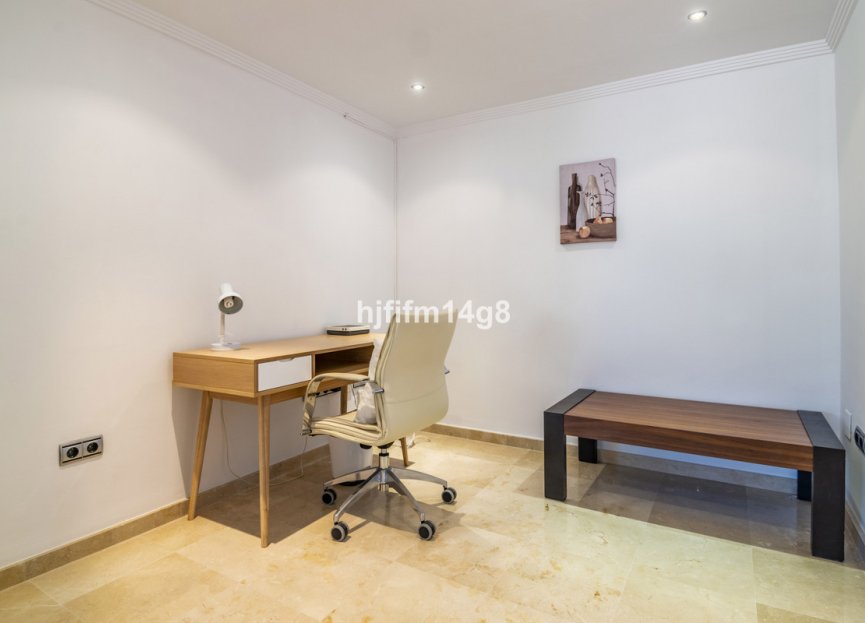 Resale - Apartment - Middle Floor Apartment - Marbella - Nueva Andalucia