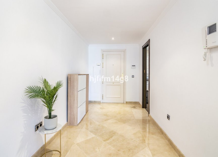 Resale - Apartment - Middle Floor Apartment - Marbella - Nueva Andalucia