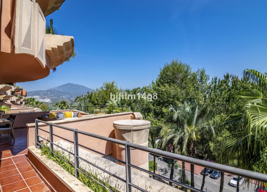 Resale - Apartment - Middle Floor Apartment - Marbella - Nueva Andalucia