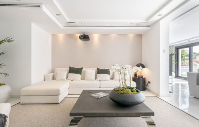 Resale - House - Detached Villa - Marbella - Nueva Andalucia