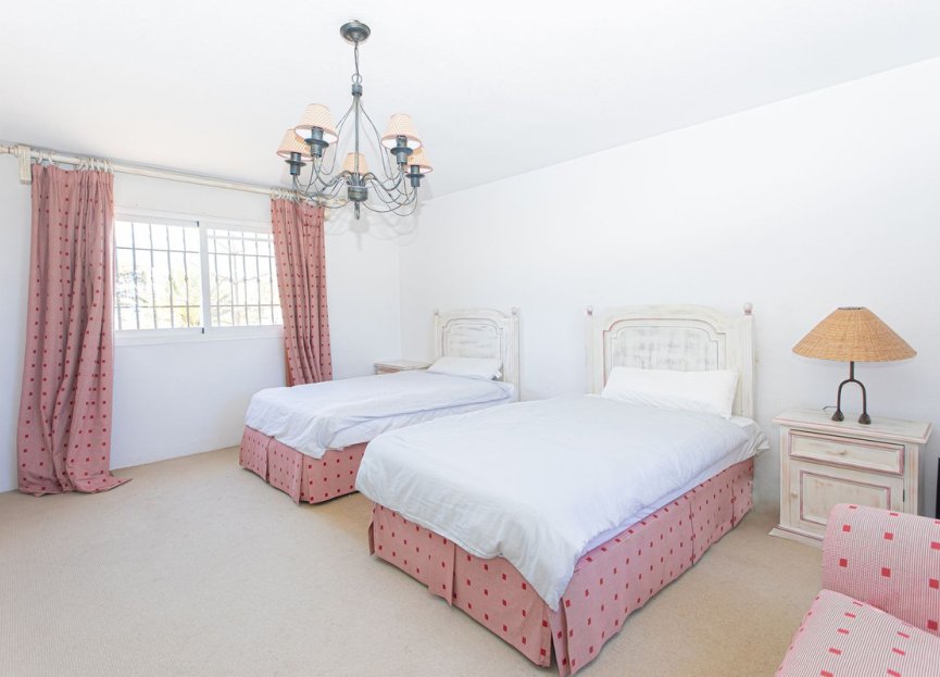 Resale - House - Detached Villa - Marbella - Nueva Andalucia