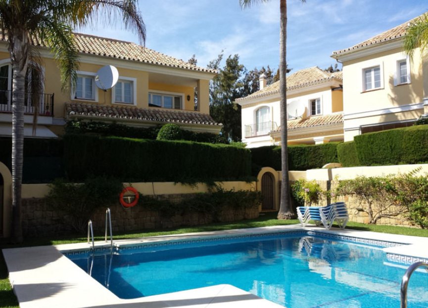 Resale - House - Townhouse - Marbella - Elviria