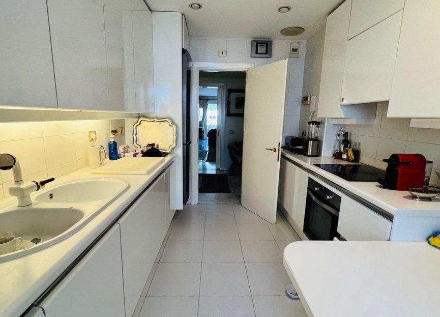 Resale - Apartment - Middle Floor Apartment - Marbella - Puerto Banús