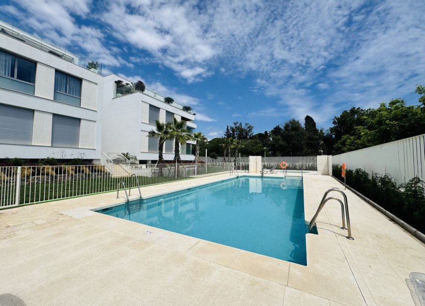 Resale - Apartment - Middle Floor Apartment - Marbella - Elviria