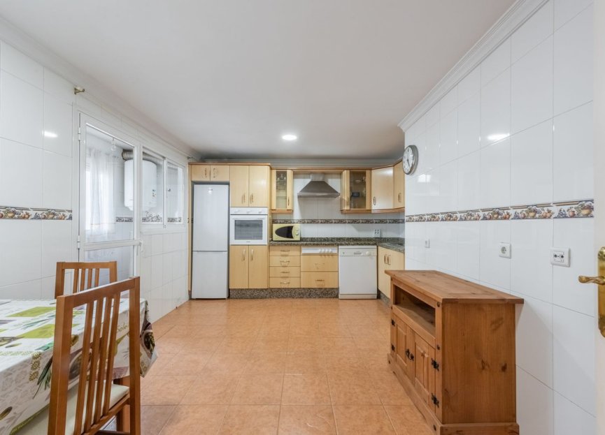 Resale - Apartment - Middle Floor Apartment - Estepona - Estepona Centro