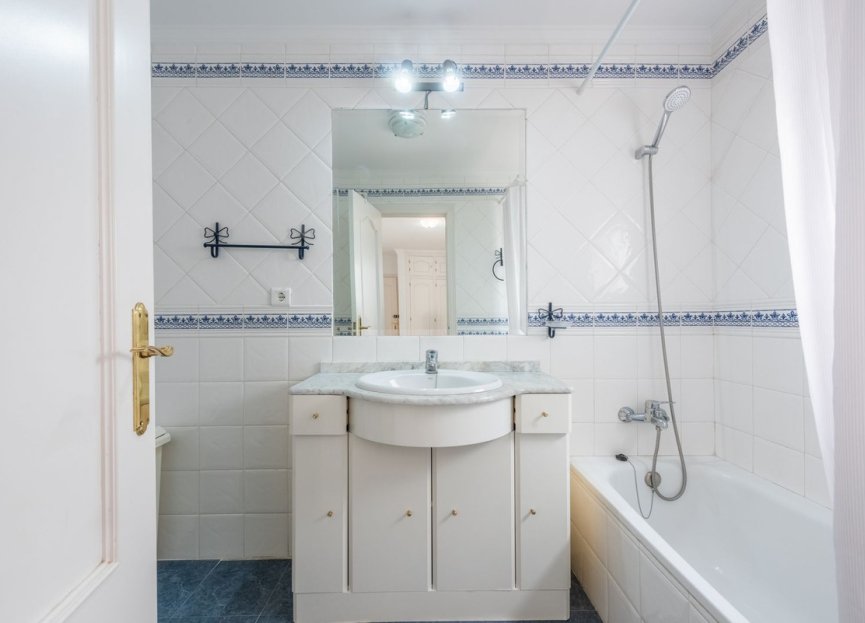 Resale - Apartment - Middle Floor Apartment - Estepona - Estepona Centro