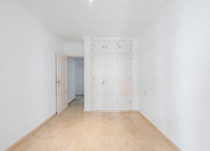 Resale - Apartment - Middle Floor Apartment - Estepona - Estepona Centro