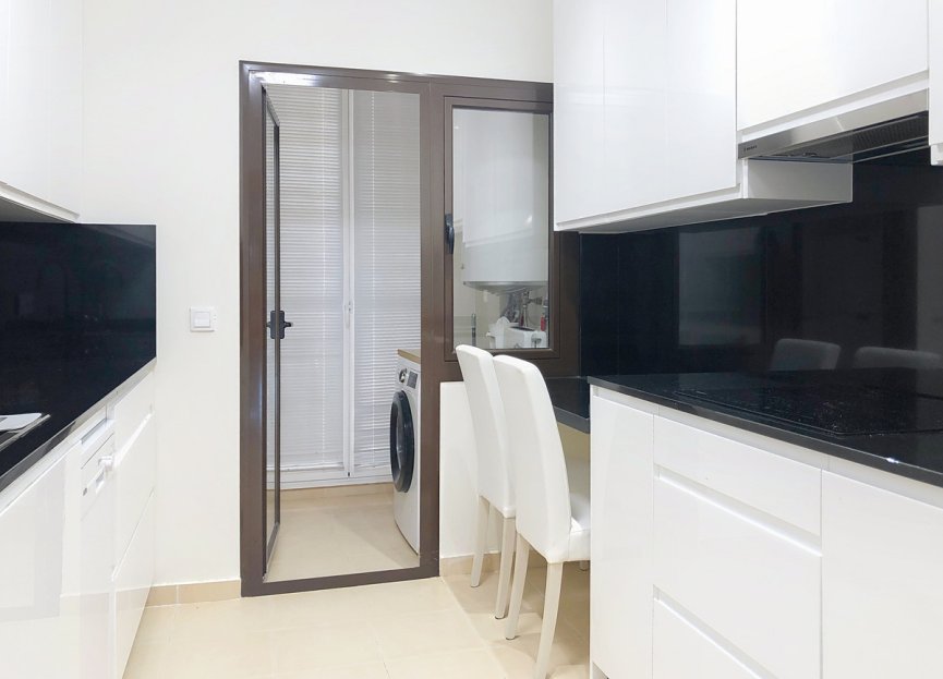 Resale - Apartment - Middle Floor Apartment - Estepona - Estepona Centro