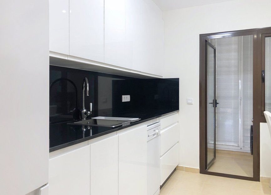 Resale - Apartment - Middle Floor Apartment - Estepona - Estepona Centro