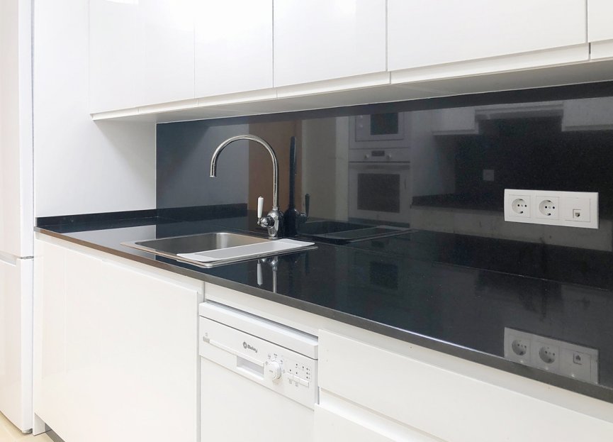 Resale - Apartment - Middle Floor Apartment - Estepona - Estepona Centro