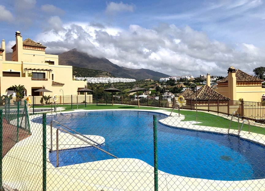 Resale - Apartment - Middle Floor Apartment - Estepona - Estepona Centro