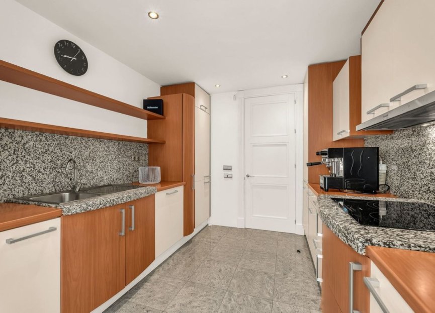 Resale - Apartment - Middle Floor Apartment - Marbella - Los Monteros