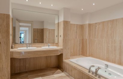 Resale - Apartment - Middle Floor Apartment - Marbella - Los Monteros