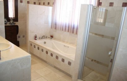 Resale - House - Finca - Cortijo - Estepona - Estepona Centro