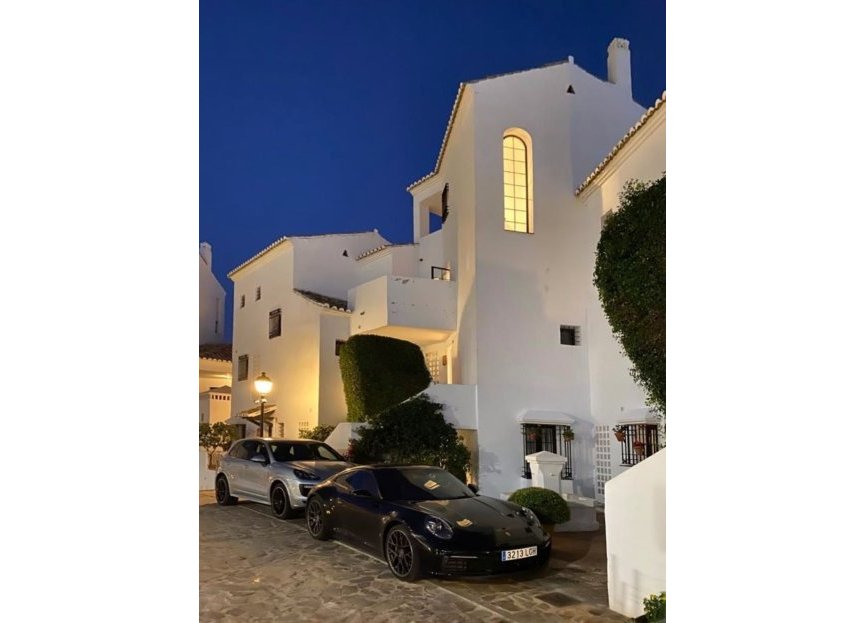 Resale - Apartment - Penthouse - Marbella - Altos de los Monteros