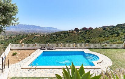 Resale - House - Detached Villa - Marbella - La Mairena